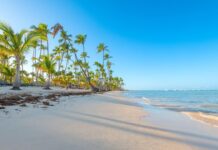 Los mejores destinos para viajar en pareja en el Caribe pareja playa Caribe