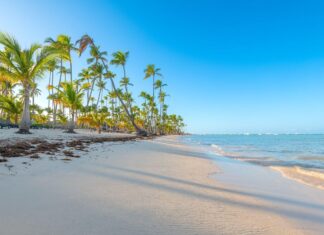 Los mejores destinos para viajar en pareja en el Caribe pareja playa Caribe